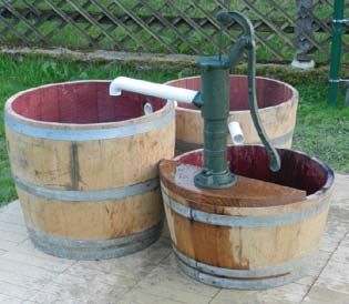 Blumenkübel aus Eichenholz mit Zierbrunnen